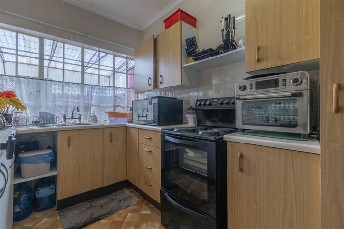 For Sale: Townhouse in Sunair Park with 2 beds, garage, and functional layout.