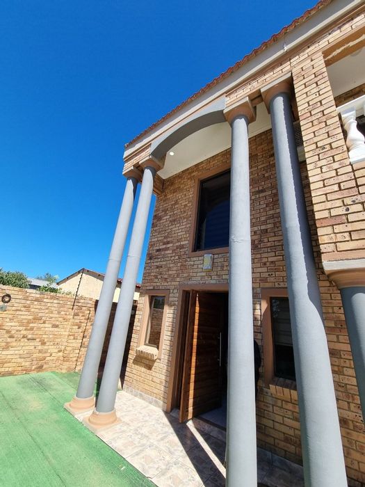 For Sale: Alabama House with 4 Bedrooms, Solar System, Double Garage, and Furniture.