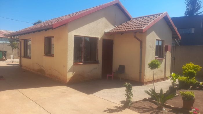 For Sale: House in Protea Glen with 2 bedrooms, spacious yard, close to amenities.