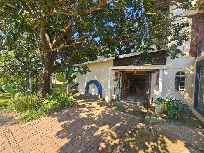 Townhouse To Rent at Summer Breeze Estate: 3 Bedrooms, 3 Bathrooms, unique layout.