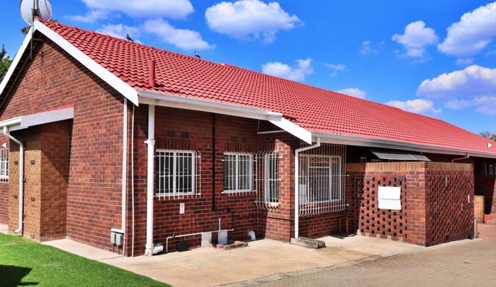 For Sale: Apartment in Rustivia with 3 bedrooms, private garden, and secure parking.