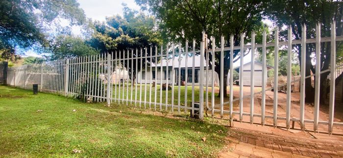 Three Rivers House For Sale: 3 bedrooms, spacious yard, enclosed patio, automated features.