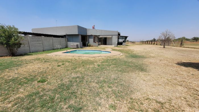 For Sale: Helderstrome AH house with two homes, pool, and 2.6 hectares.