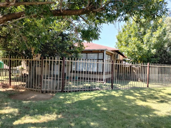 3-bedroom house for sale in Odendaalsrus Central, spacious garden, near school and town.