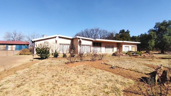 Northdene Farm For Sale: Two houses, ample land, pre-paid electricity, rental potential.