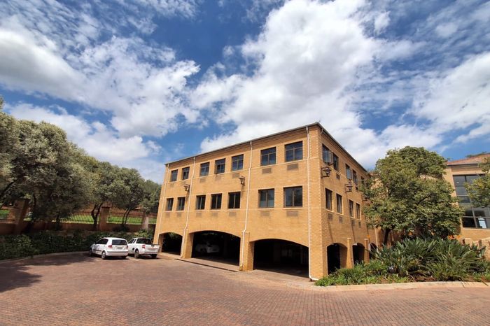 Faerie Glen Commercial Office To Rent: Reception, boardroom, kitchen, ample parking available.