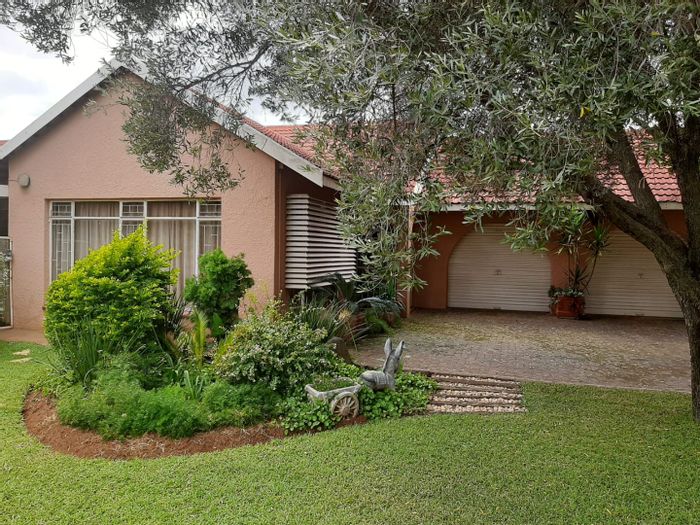 Spacious 3-bedroom house in Stilfontein Central with pool, garden, and garages. For Sale.