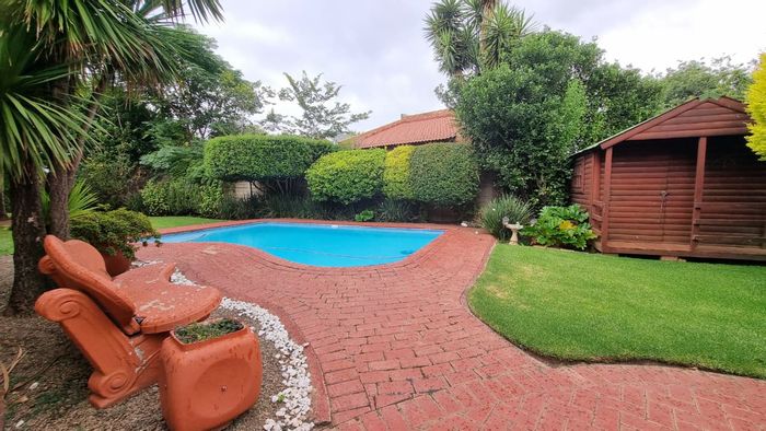 Falcon Ridge House For Sale: 3 beds, heated pool, lapa, secure parking.
