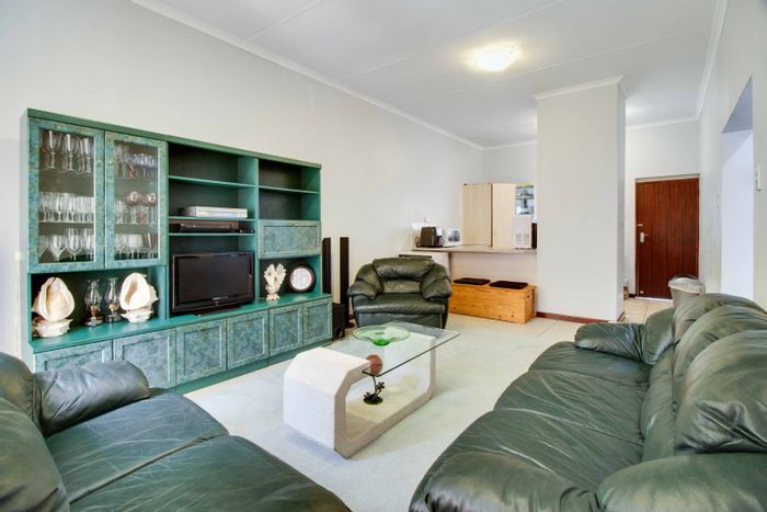 Buccleuch Apartment For Sale: 2 bedrooms, balcony, near Midrand amenities and highways.