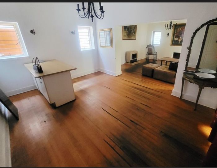 To Rent: Apartment in Orange Grove with communal kitchen and open parking.