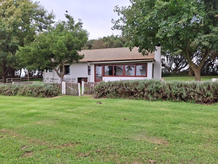 Farm for Sale in Humansdorp Rural: Guest farm, multiple income streams, scenic views.