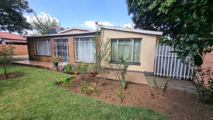 For Sale: House in Sonland Park with pool, lapa, and ample parking.