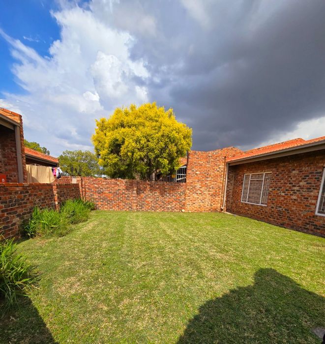 For Sale: 2-bedroom apartment in Wilkeville with open-plan lounge and garden.