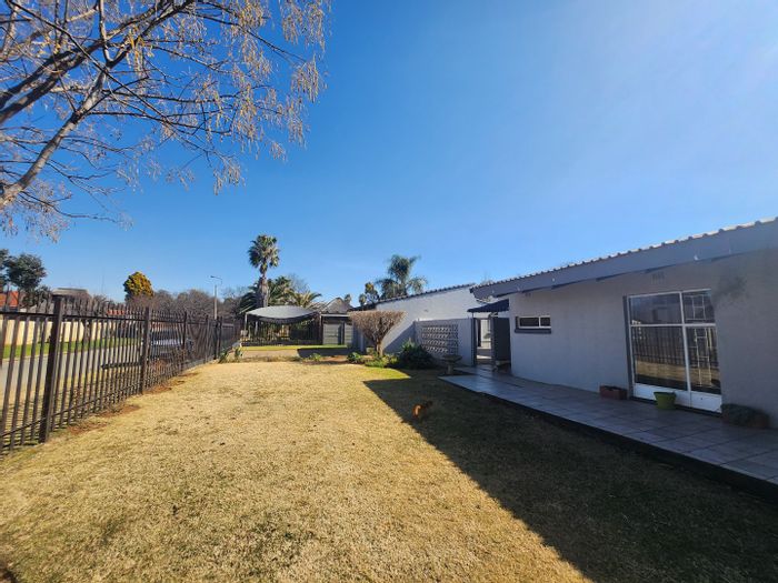 Flamwood House For Sale: 4 Bedrooms, 2 Baths, Near School and Main Road.