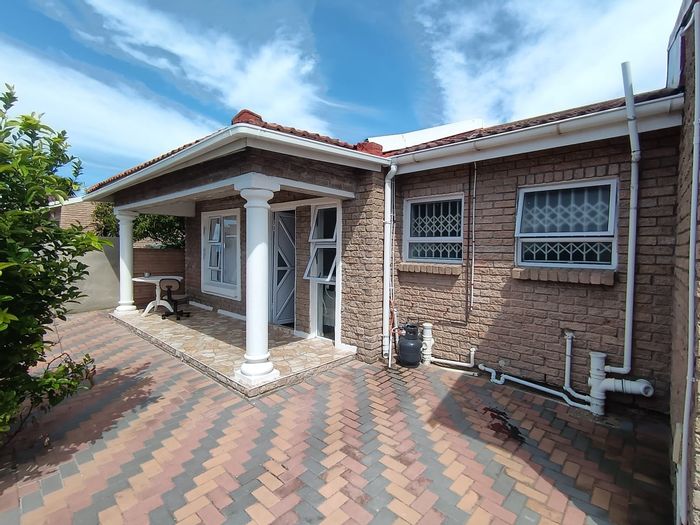 For Sale: Townhouse in Parsonsvlei with 3 beds, granny flat, and secure parking.