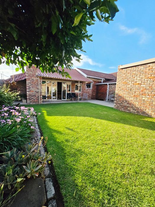 Flimieda House For Sale: Spacious home with Lapa, electric fence, and ample parking.