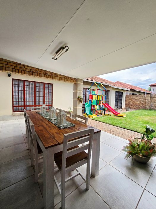 Flamwood House For Sale: 3 Bedrooms, sunroom, double garage, power backup, security.