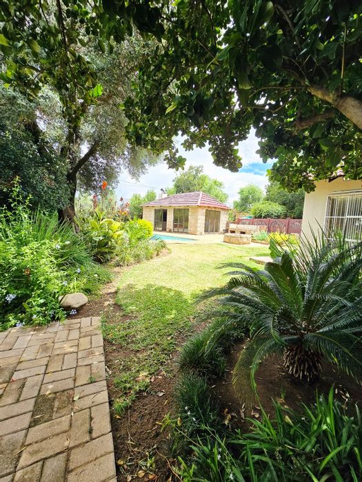 La Hoff House For Sale: Family home with pool, garden, and solar amenities.