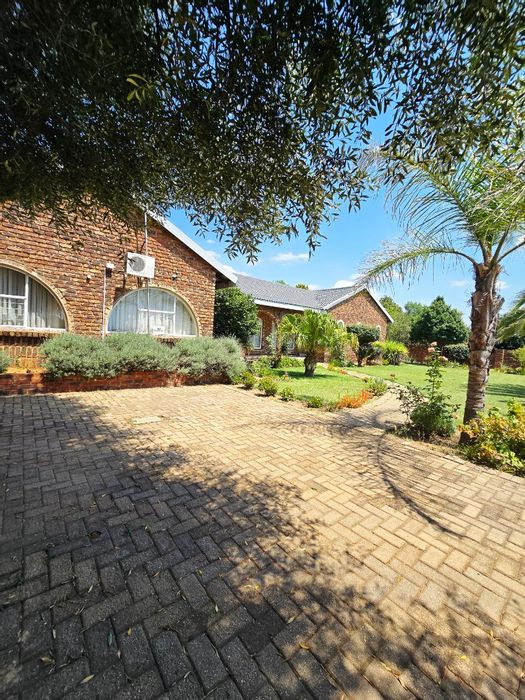 La Hoff House For Sale: 3 beds, pool, lapa, solar power, double garage.