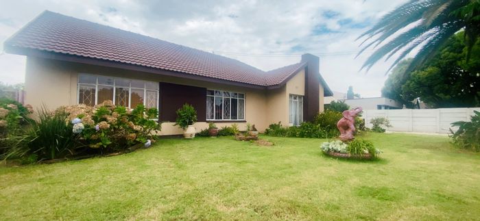 For Sale: Risiville House with 3 bedrooms, spacious yard, and garage parking.