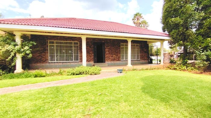 Riversdale House For Sale: 4 beds, pool, large yard, 6-car garage.
