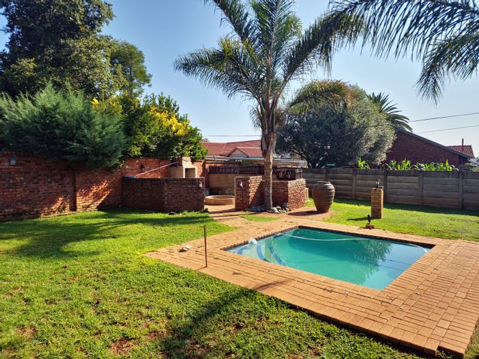 Doringkruin House For Sale: 3 beds, 2 baths, open-plan living, spacious yard.