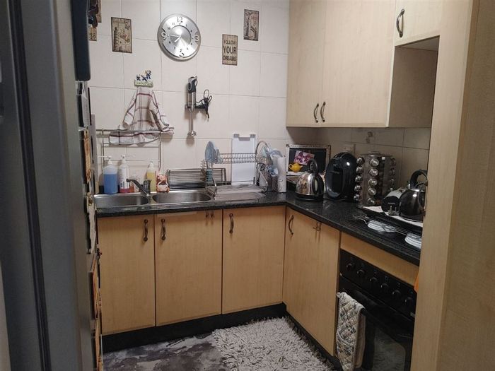 Glen Marais House For Sale: 2 beds, 2.5 baths, double garage, private garden.