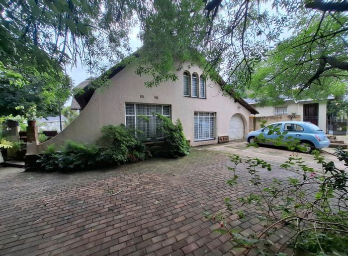 Glen Marais House For Sale: Spacious 3-bed home, pool, Wendy House, large yard.