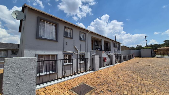 Wilgeheuwel Apartment For Sale: 2 beds, clubhouse, playground, secure complex, prepaid utilities.