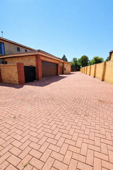 Flamwood House For Sale: 3 Bedrooms, outdoor braai, pet-friendly, no levies.