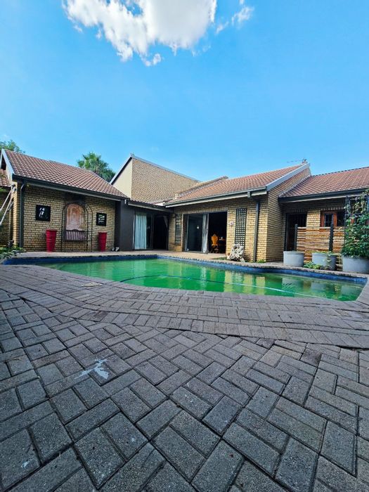 Flamwood House For Sale: 4 bedrooms, pool, lapa, security, and spacious living areas.