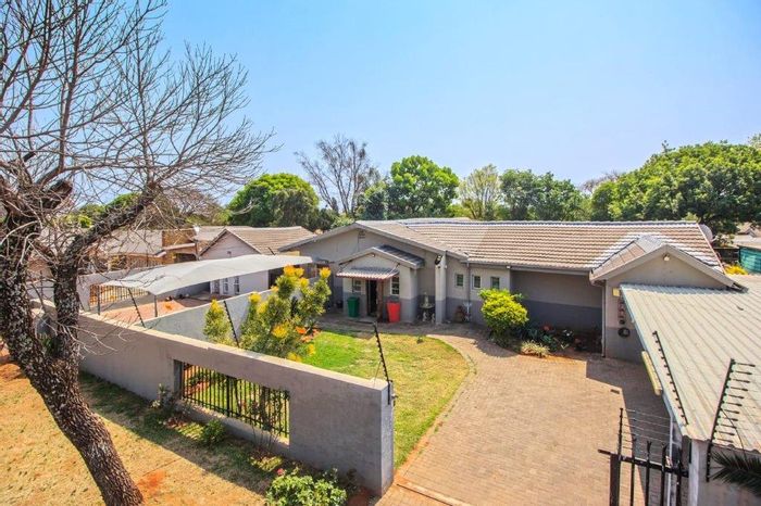 Meyerspark House For Sale: Three flats, pool, braai area, great investment opportunity.