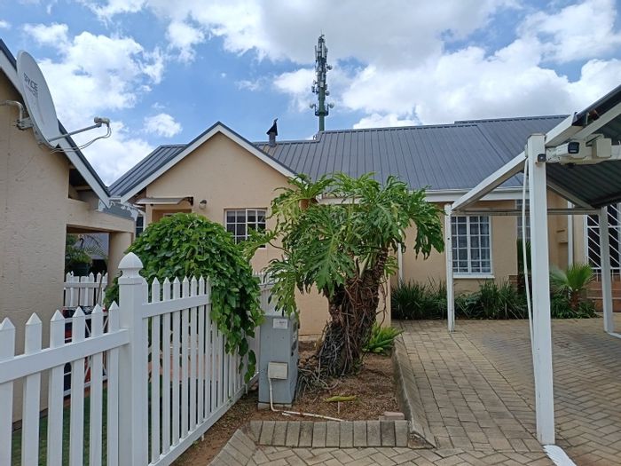 For Sale: Apartment in The Reeds with garden, patio, and parking options.