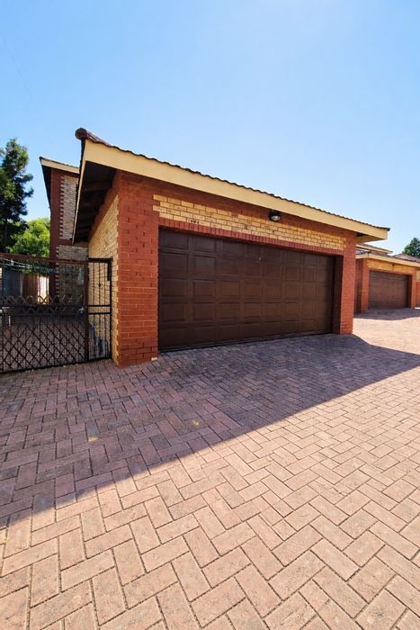 Flamwood Townhouse For Sale: 3 beds, outdoor braai, low maintenance, pet-friendly.
