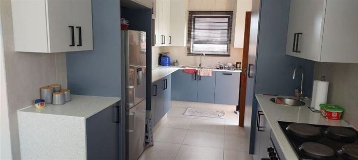 Caro Nome AH House For Sale: 4 bedrooms, study, scullery, and ample storage.