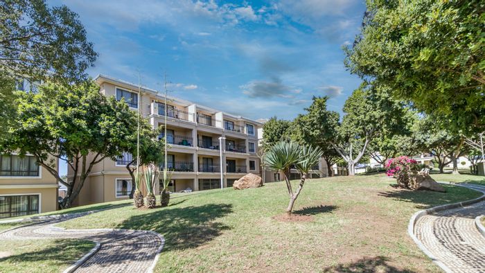 For Sale: Apartment in Halfway Gardens with pool, tennis court, and security access.