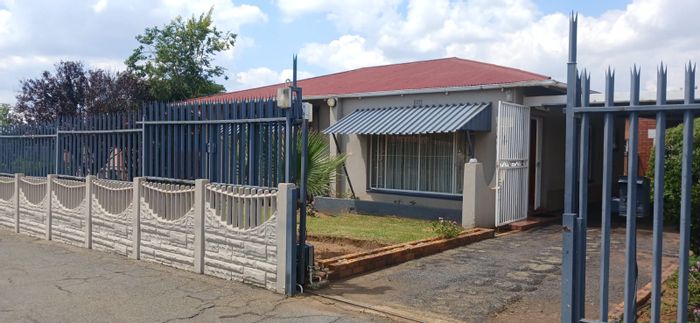 Crown Gardens House For Sale: 3 bedrooms, spacious yard, secure and close to amenities.