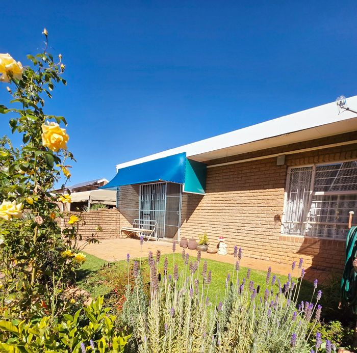 Oudorp Apartment For Sale: Spacious living, equipped kitchen, veranda, safety services included.