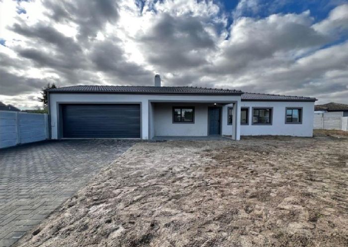 For Sale: House in Windsor Park with 3 bedrooms, braai room, and double garage.