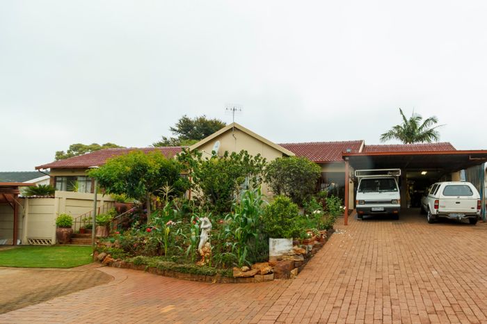 For Sale: Wilro Park House with pool, braai room, and double garages.