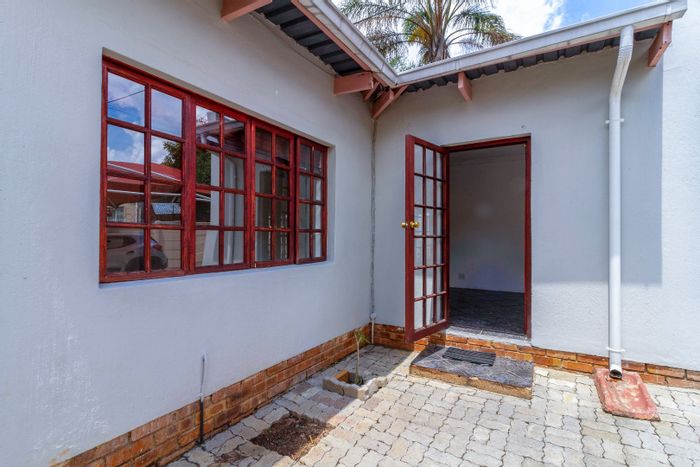 To Rent: Apartment in Northwold Gardens with secure parking and fiber internet.