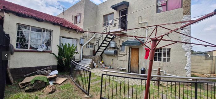 Ravensklip House For Sale: Fully tenanted, 4 beds, multiple flats, prime location.