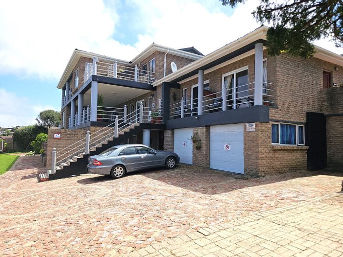 Versatile Dana Bay house for sale: guest house potential, sea views, ample parking.