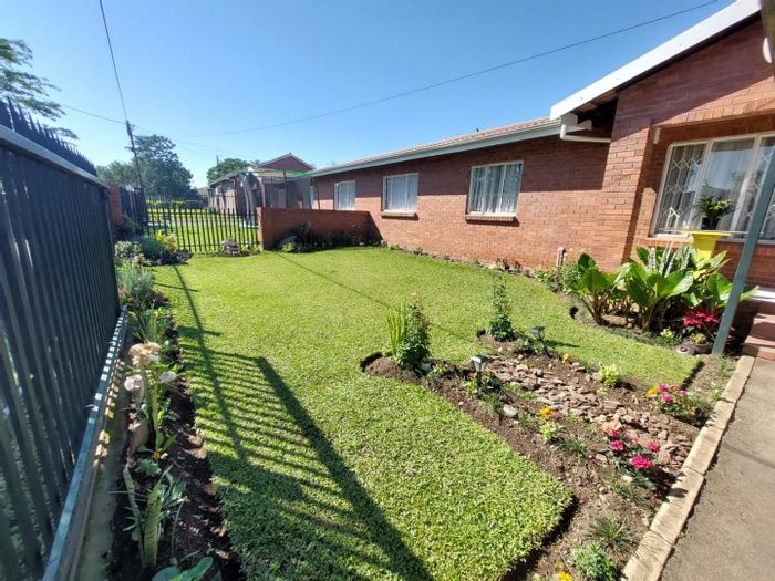 Cleland Townhouse To Rent: 3 bedrooms, 3 bathrooms, secure, flexible living space.