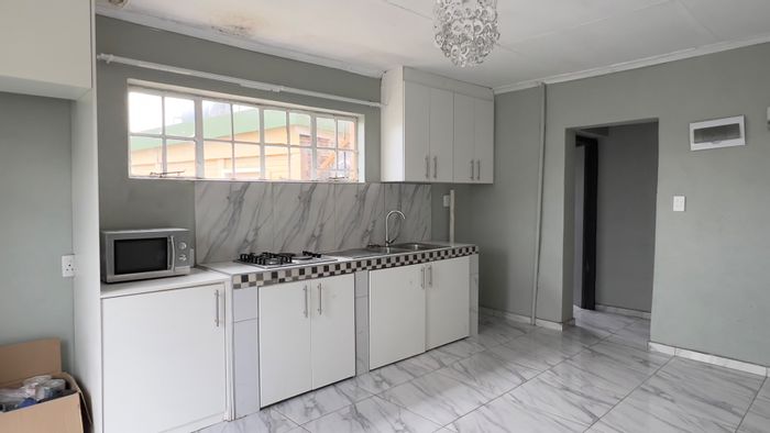 1-Bedroom Apartment in Simmerfield with pool, prepaid electricity, and covered carport. To Rent.