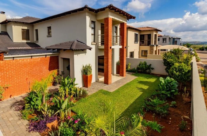 For Sale: House in Melodie with indoor pool, office, and solar inverter.