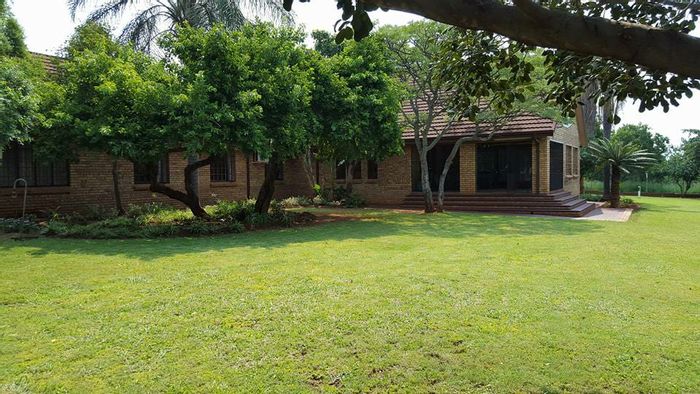 Zandfontein AH Farm For Sale: 12.9 Ha, borehole, stables, ideal for business ventures.