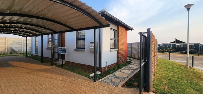 House for Sale in Sky City: 3 Bedrooms, backyard, near schools and shopping.