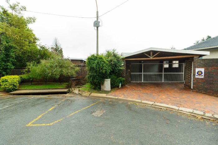 Kloofendal House For Sale: 4 beds, pool, studies, secure area, spacious living.