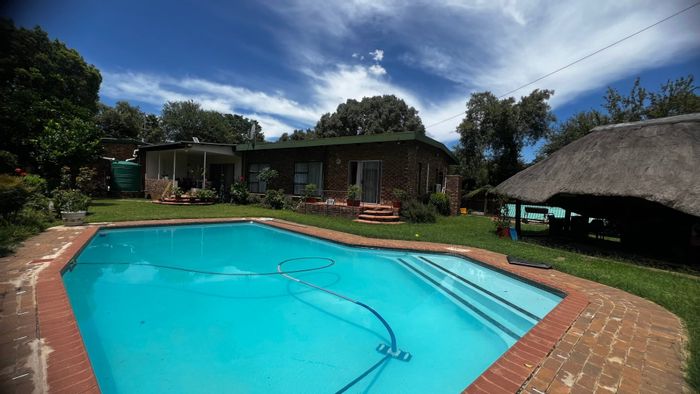 House for Sale in Meerhof: 4 bedrooms, garden with fruit trees, security features.